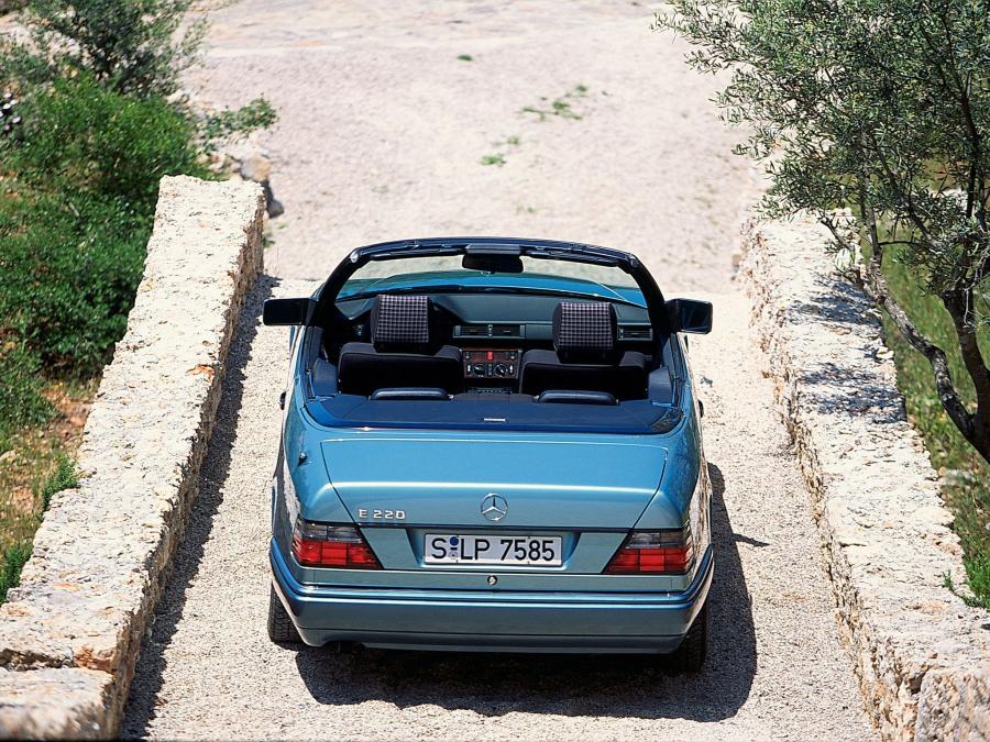 Mercedes-Benz E220 Cabriolet 1993 года  (фото 7 из 27)